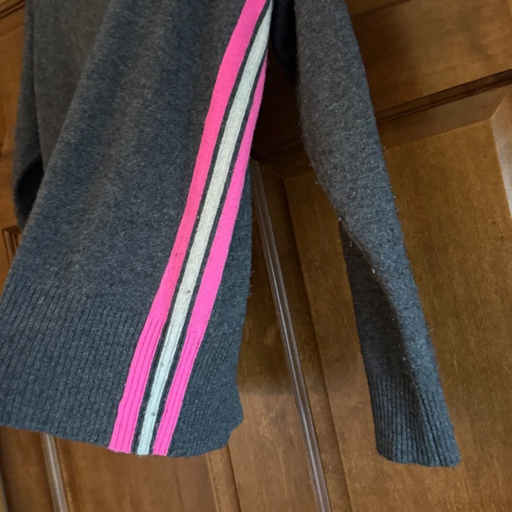 💗AQUA Cashmere dark grey sweater XS with pink/white striping on sides/arms